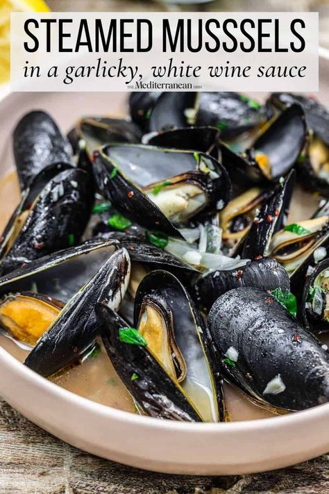 White Wine Recipes, Steamed Mussels, Mussels Recipe, White Wine Sauce, Shellfish Recipes, Meals Recipes, Inexpensive Meals, 12 Tomatoes, Super Foods