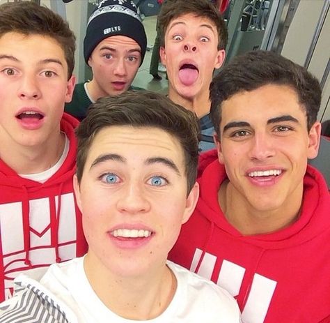 They all have nice faces on and then you see Cameron.lol i love Hayes and Nash… Macon Boys, Shawn Mendes Magcon, Shawn Mendes Quotes, Aaron Carpenter, Shawn Mendes Funny, Video Makeup, Carter Reynolds, Shawn Mendes Imagines, Jack Gilinsky