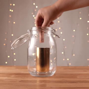 3 toffe manieren om geld cadeau te geven | Radio 2, de grootste familie Money Gift, Mason Jar Mug, Mason Jars, Best Gifts, Birthday Gifts, Tableware, Gifts