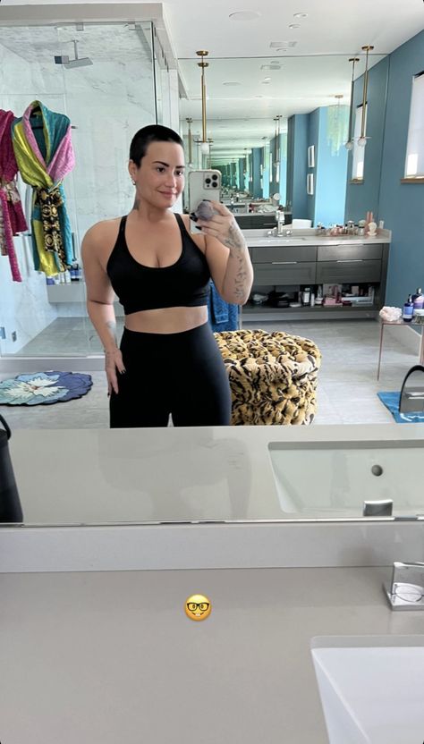 Demi Lovato Instagram, Demi Lovato Workout, Demi And Joe, Demi Lovato Body, Demi Lovato Style, Beauty Zone, Nape Undercut, Short Blonde Haircuts, Buzz Cut