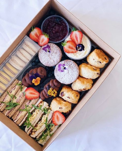 Picnic Boxes, Grazing Boxes, Fancy Cheese, Tea Boxes, Charcuterie Gifts, Afternoon Tea Recipes, Tea Food, Tea Ideas, Cookie Gift