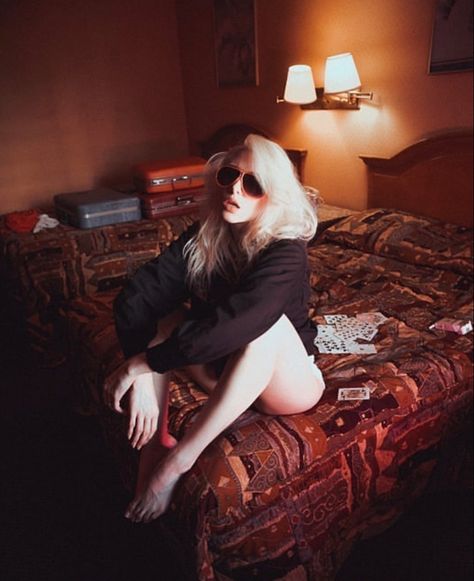 Vintage Hotel Room Photoshoot, Retro Motel Photoshoot, Vintage Motel Photoshoot, Motel Room Photoshoot, Motel Photoshoot Aesthetic, Living Room Editorial, Sitting On Bed Pose, Bedroom Shoot Ideas, Hotel Room Photoshoot Ideas