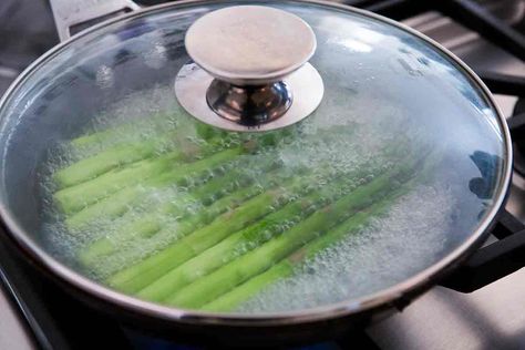 Here's the quickest and easiest way to cook asparagus on the stovetop! Takes only 10 minutes tops. #asparagus #paleo #vegan Cooking Asparagus On Stove, Asparagus Stove Top, Boil Asparagus, Asparagus On The Stove, Ways To Cook Asparagus, Cook Asparagus, Easy Asparagus Recipes, Grilled Asparagus Recipes, Asparagus Recipes Baked