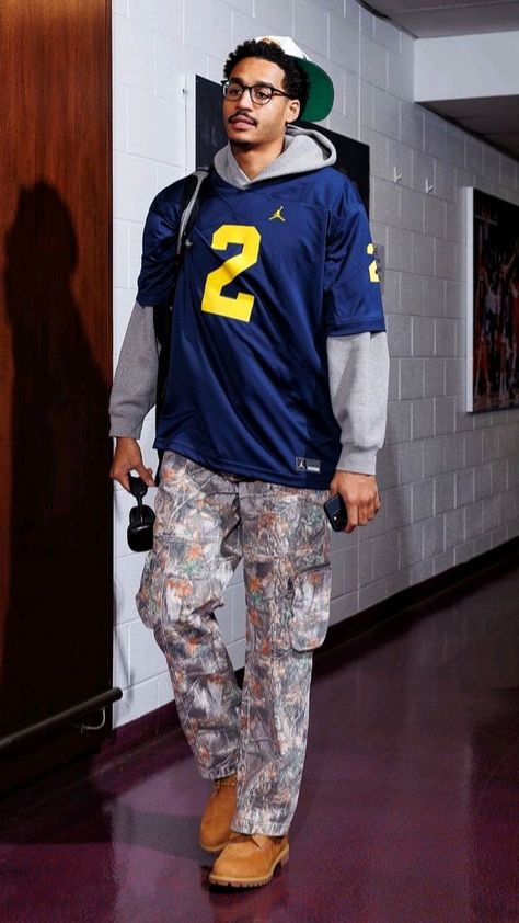 Jordan Poole Outfit Ideas, Jordan Poole Fits, Jordan 13 Outfit Men, Jordan Poole Outfit, Celebrity Streetwear, Nba Jersey Outfit, Fall Outfits Men Streetwear, Basketball Fits, Aesthetic Guy Outfits