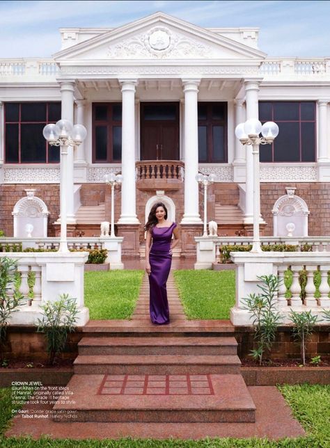 Gauri Khan in front of Mannat Mannat Shahrukh Khan House, Mannat House, Shahrukh Khan House, Luxury Bungalow, Ad Architectural Digest, Gauri Khan, Funny Compliments, Richest Celebrities, Shah Rukh Khan