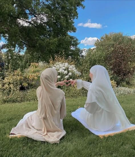 IG via melissdml Duo Bestie, Hijabi Friends, Muslim Girl Aesthetic, Dream Friendship, Hijabi Mode, Abaya Aesthetic, Islamic Modesty, Modest Aesthetic, Al Qadr