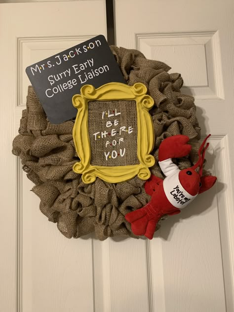 Friends TV show wreath for my office door! #friends #friendstvshow #wreaths Friends Tv Show Wreath, Friends Christmas Tree Theme, Friends Diy Decor, Friends Christmas Decorations, Friends Tv Show Christmas Tree, Friends Tv Show Crafts, Friends Gift Ideas Tv Show, Office Door Wreath, Friends Wreath