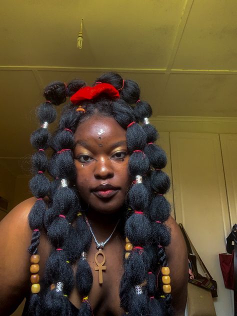 Makeup look, bubble braids, beginner makeup up looks Earthy Girl Hairstyles Black Women, Ginger Bubble Braids, Bubble Braid Black Women, Bubble Braids Black Women, Earthy Girl Aesthetic, Poc Hairstyles, Black Hair Tips, African Makeup, Color Braids