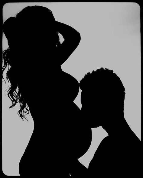 Diy Maternity Pictures, Couple Maternity Pictures, Couple Pregnancy Pictures, Mafia Husband, Vom Avea Un Copil, Diy Maternity Photos, Maternity Silhouette, Baby Bump Photoshoot, Maternity Photoshoot Ideas