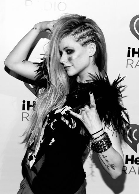 Rock Hairstyles For Women, Avril Lavigne Outfits Punk, Punk Long Hair, Punk Hair Long, Rockstar Hairstyles For Women, Rock N Roll Hair, Rock Chick Hair, Rock Hairstyle, Rockstar Hairstyles