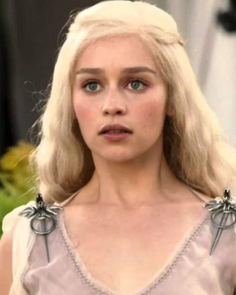 Daenerys Targaryen Face, Daenerys Hair, Targaryen Hair, Daenerys Targaryen Dress, Rip To My Youth, Daena Targaryen, Bottom Of The Sea, Alt Girls, Game Of Thrones Art