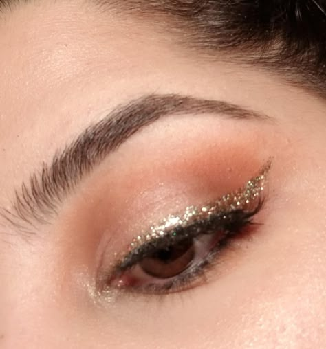 Glitter Eyeliner Looks Simple, Glitter Liner Eye Makeup, Glittery Eyeliner, Makeup Tips To Look Younger, Eyeliner Glitter, Angel 11, Gold Eyeliner, Wedding Makeup Bride, Gold Glitter Wedding