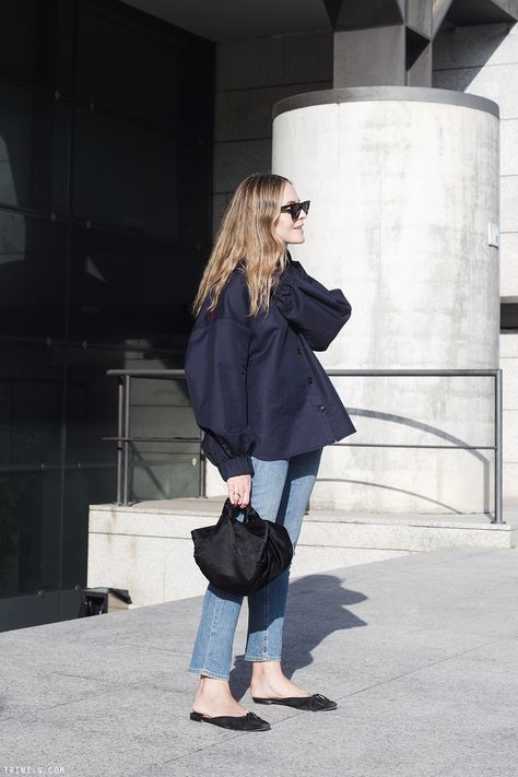 Navy Shirt And Jeans Outfit, Black Bag Outfit Casual, Outfit Navy Hijab, Black Shirt Outfit Women, Navy Shirt Outfit, Mommy Outfits, Oversize Fashion, Causual Outfits, Fashion People