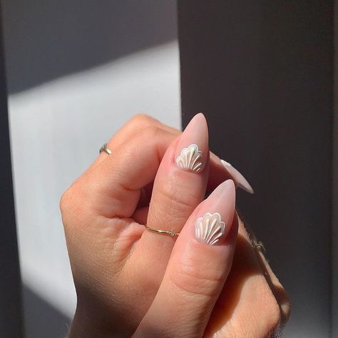 Embellished Nails, Shell Nails, Acrylic Nails Nude, Short Acrylics, Nails Nude, Glam Nails, Manicure Y Pedicure, Minimalist Nails, Fabulous Nails