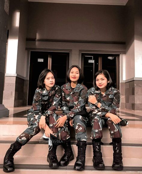 Female Army Soldier, Women's Army Corps, Army Look, Army Soldiers, Combat Gear, Army Women, Indonesian Girls, Military Girl, Police Women