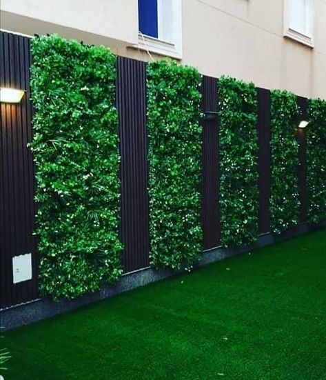 Grass Wall Ideas, Fake Grass Decor, Artificial Turf Backyard, Artificial Grass Ideas, Turf Backyard, Garden Shelf, Artificial Grass Rug, Artificial Grass Wall, California Backyard