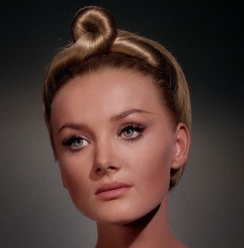 Star Trek Baby, Beam Me Up Scotty, Barbara Bouchet, 60s Women, Vintage Hollywood Glamour, Star Trek Original Series, Star Trek Original, Star Trek Enterprise, Star Trek Tos