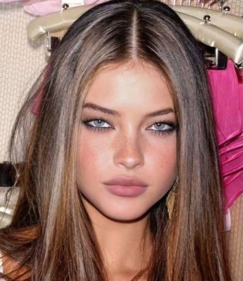 2000s Makeup Looks, Brunette Blue Eyes, Brown Hair Green Eyes, Light Makeup Looks, Pale Girl, Madelyn Cline, Models Makeup, Makeup Looks Tutorial, Adriana Lima