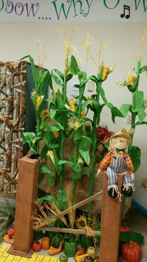 Corn stalks Corn Festival Decor, Diy Corn Stalks Crafts, Fake Corn Stalks Diy, Paper Corn Stalks, Corn Themed Party, Diy Corn Stalks, Corn Stalks Decorations, Corn Decorations, Farm Vbs