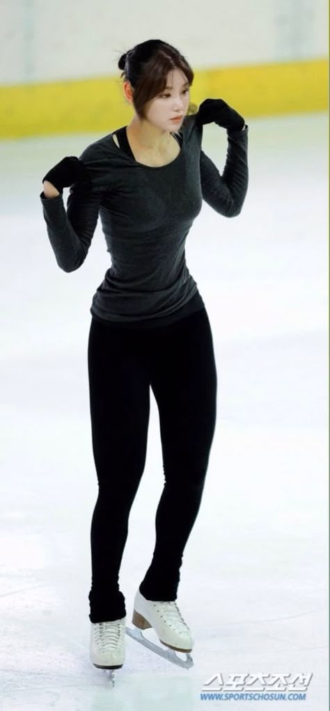 Skating Clothes, Ice Skating Outfit, Figure Skating Outfits, Kim Yuna, Yuna Kim, Swimming Sport, Outfit Korean, Practice Outfits, Korean Ulzzang