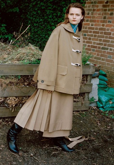 Pringle of Scotland resort 2019 Duffle Coat Outfit, Duffel Coat, Pringle Of Scotland, Preppy Chic, Coat Outfit, Duffle Coat, Vogue Russia, Casual Date, 가을 패션