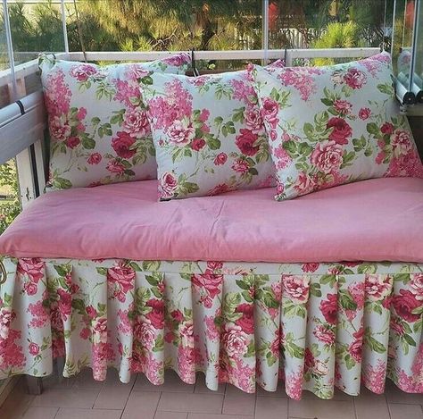 Sofa Makeover Ideas, Sofa Cover Ideas, Balcon Mic, Sofa Makeover, Bedroom Curtain Ideas, Bed Cover Design, Colorful Room Decor, Designer Bed Sheets, Indian Bedroom Decor