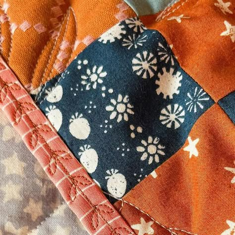 Decorative Binding Stitch, Fancy Quilt Binding, Quilt Binding Ideas, Simple Quilt Patterns, Binding On A Quilt, Painted Things, Sewing Tricks, Quilt Backing, Wedding Quilt