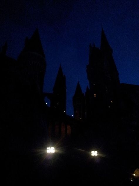 Hogwarts at Night Hogwarts Night Aesthetic, Hogwarts Campus, Hogwarts Night, Hogwarts At Night, Misfits High, Hogwarts Visuals, Dr Visuals, Marauders Dr, Potter Aesthetic