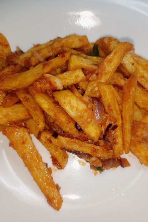 Chips Masala Recipe, Chips Masala, African Snacks, Animal Style Fries, Masala Fries, Loaded Fries, Spicy Tomato Sauce, Vegetarian Chili, Hearty Stews