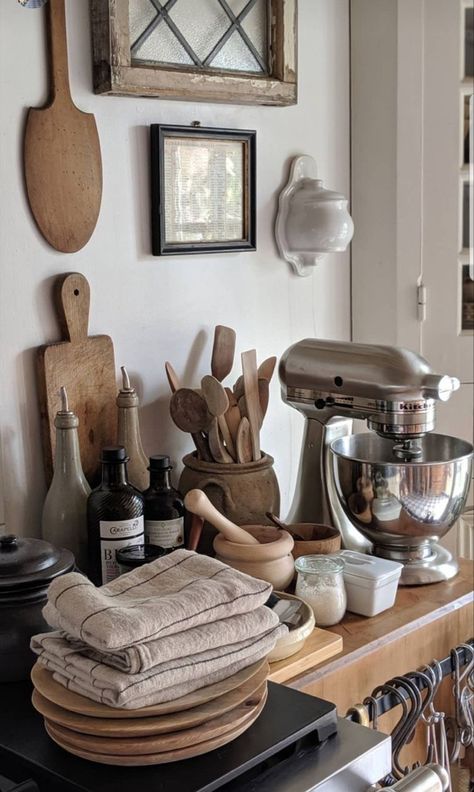 Mediterian Style Interior Design, Bread Making Station In Kitchen, Homestead Decor Farmhouse Style, Vintage Organic Decor, Vintage Homestead Aesthetic, Home Making Aesthetic, Tuscany Interior Design, Rolling Pin Display, Antique Styling