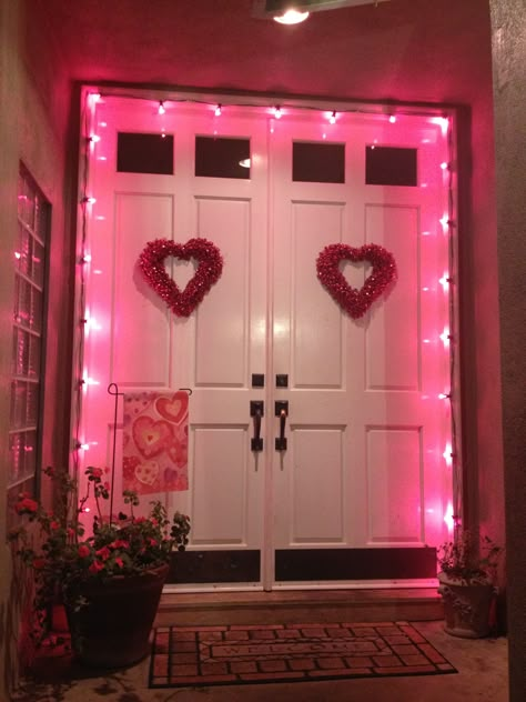 14 Charming Ways to Decorate Your Porch for Valentine’s Day Valentines Outdoor Decorations, Pink Lights, Saint Valentin Diy, Valentines Bricolage, Diy Valentine's Day Decorations, Valentinstag Party, Heart Shaped Wreaths, Diy Valentines Decorations, Creative Valentines