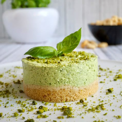 Una base croccante di taralli e una avvolgente crema di ricotta al pesto. Lasciatevi conquistare da questa cheesecake salata. È fresca, profumata, bella Basil Cheesecake, Cheesecake Salata, Savory Cheesecake, Summer Menu, Dinner Party Recipes, Finger Food Appetizers, Greens Recipe, Healthy Dishes, Finger Food