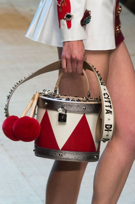 Dolce&Gabbana Spring '17 Handbag Aesthetic, Dolce And Gabbana Fashion Show, Funky Purses, Novelty Purses, Unique Handbags, Spring Bags, Unique Purses, Novelty Bags, Wood Case