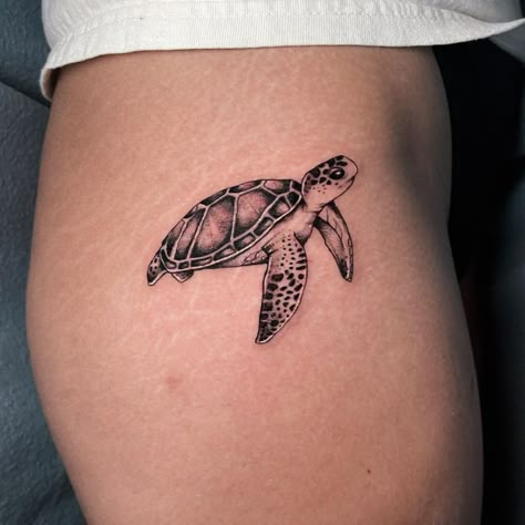 Beautiful Turtle Tattoos You’ll Fall in Love With - KickAss Things Cute Turtle Tattoo, Hawaiian Turtle Tattoos, Patience Tattoo, Small Turtle Tattoo, Hai Tattoo, Tortoise Tattoo, Tattoos Water, Middle Finger Tattoos, Tattoos Abstract