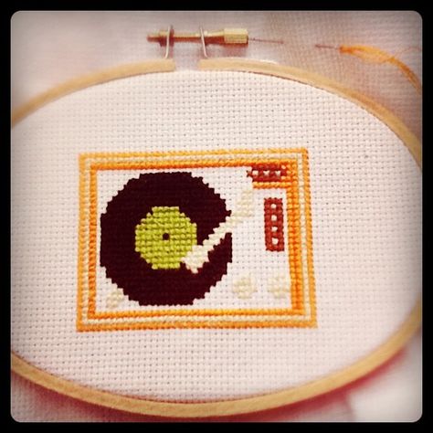 Lil turntables don't need microphones! My current #cross-stitch project: Bright #Orange #Retro #Record Player | Flickr - Photo Sharing! Musical Cross Stitch, Embroidery Patterns Ideas, Retro Embroidery, Embroidery Hoop Wall Art, Orange Retro, Lazy Daisy Stitch, Subversive Cross Stitch, Cross Stitch Love, Patterns Ideas