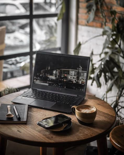 Random Inspiration 397 – UltraLinx Coffee Shop Photography, Computer Desk Setup, Coffee Shot, Coffee Shop Aesthetic, Computer Setup, Coffee Photography, A Cup Of Coffee, Coffee And Books, Desk Setup