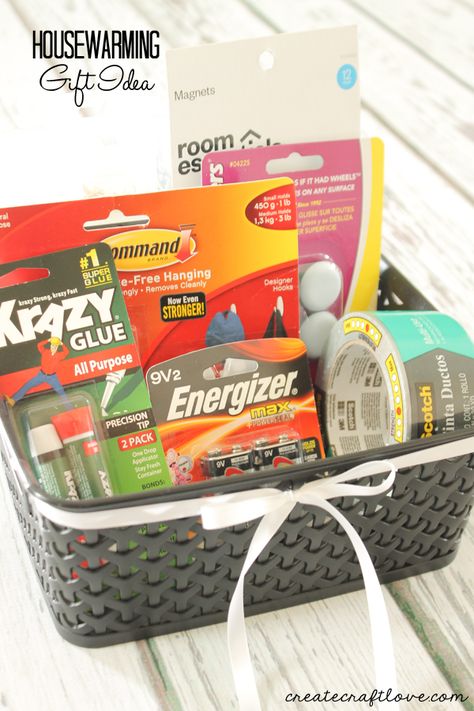 I came up with this Housewarming Gift Idea of the most common things you need when you move into your new home! Housewarming Gift Baskets, Best Housewarming Gifts, Home Decor Baskets, Diy Spring, Closing Gifts, Wrapping Ideas, House Gifts, Housewarming Gifts, New Home Gifts