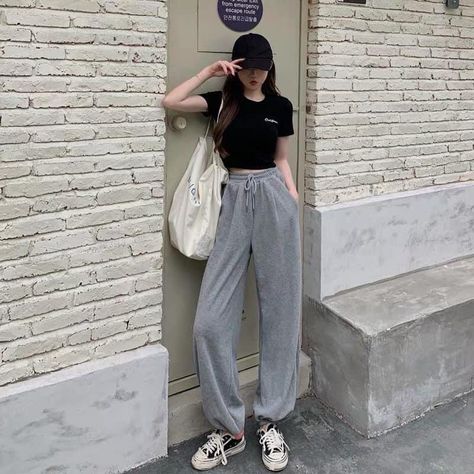 Gray Jogging Pants Outfit, Sweatpants Outfit Asian, Jogging Pants Outfit Korean, Gray Jogger Pants Outfit Women, Korean Sweatpants Outfit, Study Outfits, Plain Sweatpants, Tracksuit Outfit Women, Gray Sweatpants Outfit