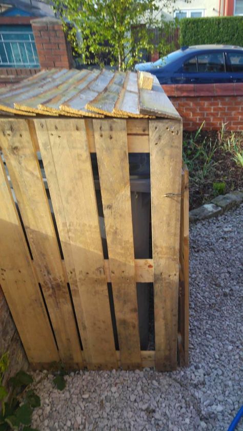 Trash Sorting, Outdoor Garbage Storage, Pallet Sheds, Garbage Can Storage, Pallet Garden Benches, Pallet Dog House, Bin Shed, Garden Diy On A Budget, Pallet Playhouse