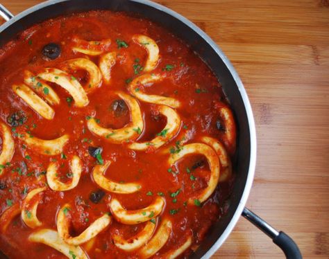 Calamari Sauce, Calamari Pasta, Calamari Recipe, Calamari Recipes, Squid Recipes, Marinara Sauce Recipe, Seafood Sauce, Seafood Entrees, Yummy Pasta Recipes