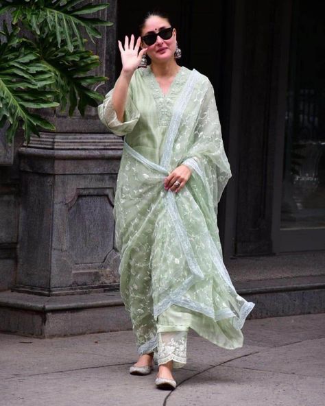 Kareena Kapoor Salwar Kameez, Kareena Kapoor Suits Outfits, Kareena Kapoor Khan Indian Wear, Kareena Kapoor Suit, Kareena Kapoor Style, Floral Organza Dupatta, Lehenga Blouses, Long Kurtas, Indian Suit