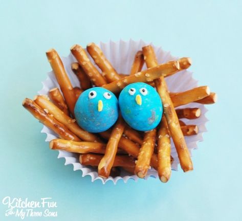 Easter Class Party, Edible Bird's Nest, Bird Theme Parties, Bird Birthday Parties, Birthday Snacks, Bird Treats, Party Food Themes, Preschool Snacks, Kitchen Fun