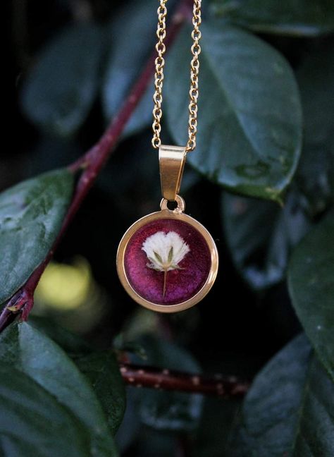 handmade resin jewelry Epoxy Resin Jewelry Diy Pendant Necklace, Resin Pendent Ideas, Resin Locket, Diy Resin Flowers, Mustard Seed Jewelry, Locket Design, Flower Resin Jewelry, Resin Accessories, Resin Crafts Tutorial