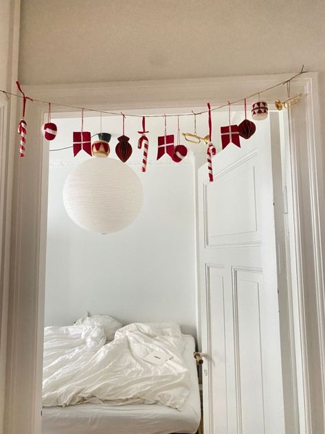 Sun Porch Christmas Decor, Small Christmas Decorations Apartment, Christmas Decoration Small Apartment, Small House Christmas Decor Indoor, Tiny Apartment Christmas, Christmas Aesthetic Apartment, Christmas Decorations Small Apartment, Holiday Spirit Aesthetic, Christmas Small Apartment