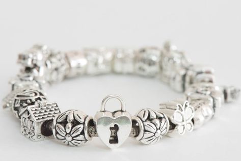 Read on to discover how to clean your Pandora bracelet using baking soda and toothpaste. Cleaning Pandora Jewelry, How To Clean Pandora Bracelet At Home, How To Clean Pandora Jewelry At Home, Cleaning Pandora Bracelet, Pandora Cleaning, Top Hacks, Homemade Jewelry Cleaner, Cleaning Silver, Jewelry Cleaner Diy