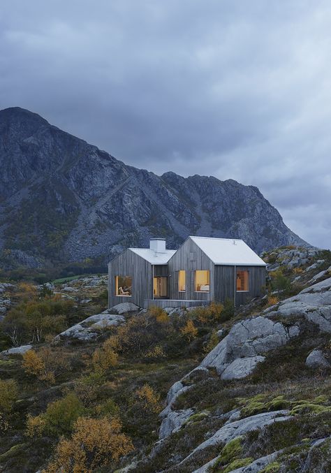 Norway House, Norwegian House, Scandinavian Cabin, Scandinavian Cottage, Scandinavian Architecture, Casa Exterior, Traditional Building, Modern Cabin, Mountain House