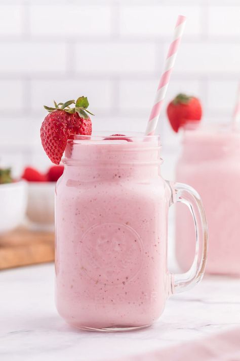 Berry Jam Smoothie - Made with simple ingredients you're likely to have on hand like yogurt, milk and jam, you can make this quick "berry"-licious smoothie in no time at all! Berry Milkshake, Jus Strawberry Aesthetic, Strawberry Shake Aesthetic, Vegan Strawberry Milk, Homemade Ginger Tea, Strawberry Soy Milk Smoothie, Fuzzy Navel, Banana Milkshake, Yogurt Drinks