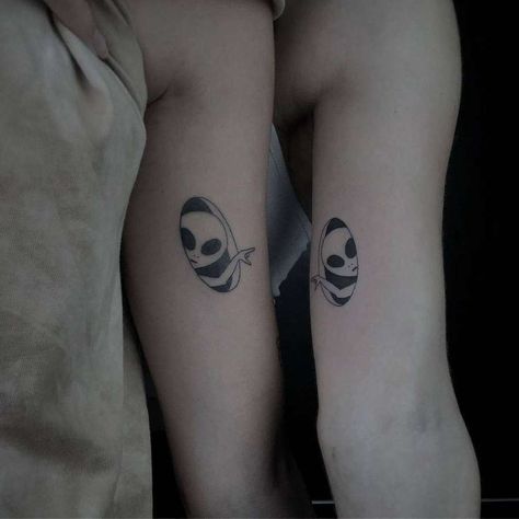 Alien Tattoos, Small Dope Tattoos, Matching Tattoos For Siblings, Matching Bff Tattoos, Maching Tattoos, Ufo Tattoo, Vogel Tattoo, Tatuagem Masculina Pequena, Small Couple Tattoos