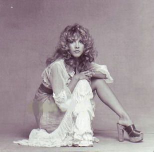 Stevie Nicks Buckingham Nicks, The White Witch, Stevie Nicks Style, Stephanie Lynn, Gold Dust Woman, Stevie Nicks Fleetwood Mac, Female Musicians, White Witch, Hugh Dancy