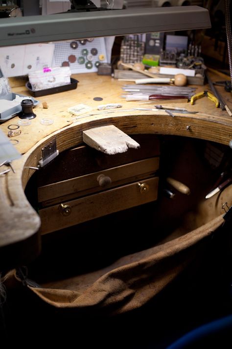 Jeweler Job Aesthetic, Jeweler Bench, Jewelers Workbench, Jewelers Bench, Wax Carving Jewelry, Artists Home, Jewelry Bench, Jewellery Workshop, Carving Jewelry